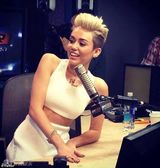 组图：麦莉露脐装电台宣传 吐舌大眼卖萌搞怪