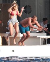 组图：碧昂斯游艇庆32岁生日 与老公跳水high翻