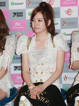 组图：少女时代记者会 成员白色蕾丝装性感亮相