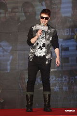 组图：潘玮柏酷装扛枪亮相 对“史泰龙”袭胸