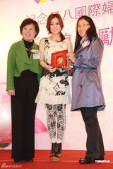 高清图：谢安琪出席活动着装清爽 大赞郑伊健