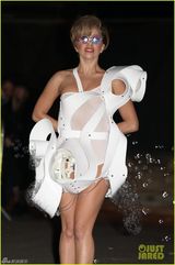组图：Lady Gaga穿高科技衣服边走边吐泡泡