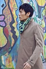 组图：秦昊柏林墙前拍大片 送粉丝马年祝福