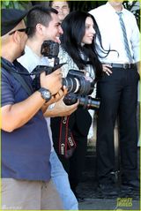 组图：Lady Gaga淡妆出镜 通勤造型耳目一新