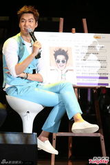 组图：李敏镐小清新蓝衣开唱 自曝被粉丝捏屁股