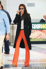 组图：贝嫂维多利亚现身机场 衣着时尚色调抢镜