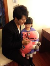 组图：森碟为郎朗献花 获赠可爱粉红马年公仔