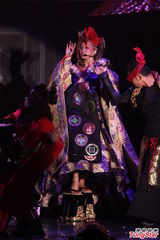 组图：幸田来未开唱变身蓝色妖姬 撅臀秀S曲线