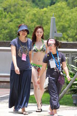 组图：2011港姐泳装示人 众佳丽丰胸美臀抢镜