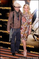 组图：约翰尼-德普亮相新片记者会 女主角花枝招展