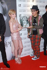 组图：滨崎步签写真集慈善义卖 绯闻男友默契相伴