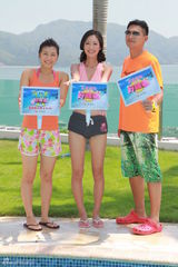 组图：颜子菲泳装亮相户外节目 赴马尔代夫拍摄