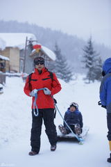 组图：《爸爸》雪乡抢先看 萌娃玩雪脸蛋红扑扑