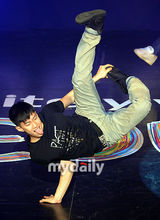 组图：原2PM成员朴宰范参加活动 大秀精彩街舞