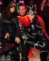组图：卡戴珊与坎耶万圣节变猫女和蝙蝠侠