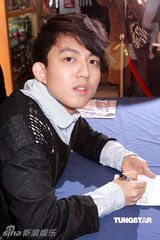 幻灯图：林宥嘉赴港宣传新专辑 举办签名会