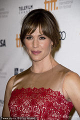 组图：詹妮弗《达拉斯》宣传 与麦康纳暧昧对视