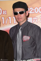 组图：长泽雅美开朗大笑 拍新剧蓝正龙教其爆粗