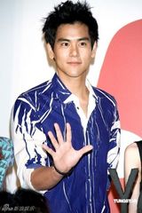 幻灯组图：歌手卢广仲准备考试 如未考取将面临当兵 