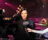 幻灯图集：冯德伦出席周年派对 儒雅气派尽显男人味