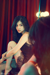 组图：90后女星徐冬冬内衣写真 蕾丝诱惑秀美臀