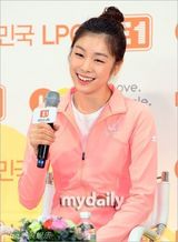 组图：韩花滑选手金妍儿粉装甜笑参加欢迎会