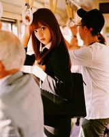 组图：佐佐木希玩变装秀 穿旗袍抱熊猫