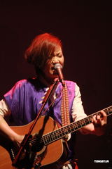 组图：卢凯彤举行音乐会 五支吉他轮番上阵