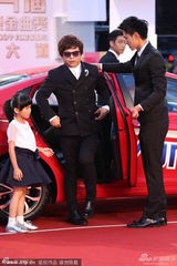 组图：盲人兄弟王俊杰戴黑墨镜牵小萝莉亮相