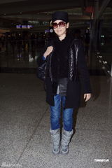 组图：杨思琦产女后独自返港 称将独立抚养女儿