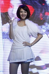 组图：郭静摆桃花阵玩招亲 获赠天后级专属麦克