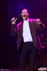 组图：萧敬腾上海开唱雨神未发威 被何韵诗调侃