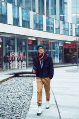 明星爱街拍：魏千翔温暖过圣诞 耍帅御寒两不误