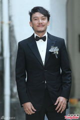 组图：张震大婚献吻娇妻 亲手为新娘提裙摆