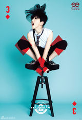 组图：刘忻化身搞怪扑克牌少女 大胆表达自我