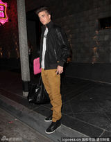 组图：希尔顿高调发新单曲 超短裙献唱男友捧场