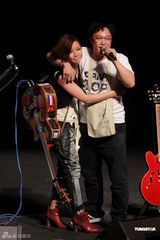 组图：陈奕迅现身卢凯彤音乐会 台上热吻