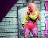 组图：麻辣鸡个唱粉丝强行上台 与保镖激烈扭打