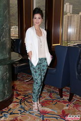 组图：林保怡出席活动曝邓萃雯演戏压力大