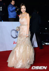 组图：尹真怡裸色长裙亮相青龙红毯 尽显甜美可人