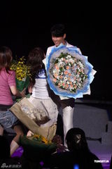 高清组图：车胜元台北会粉丝 展示熟男魅力