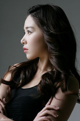 组图：阚清子黑色大片风情魅惑 低胸秀性感