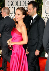 高清组图：娜塔莉-波特曼身着红裙大秀美背