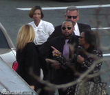 组图：惠特尼-休斯顿家人哀悼 其母现身需人搀扶