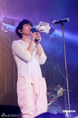 幻灯图集：林宥嘉日系范儿开唱 现场粉丝热情高涨 