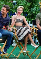 组图：麦莉-塞勒斯录早安美国 吐舌扮鬼脸卖萌