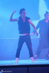 组图：快男杭州欢唱会火爆开唱 兄弟情感动全场