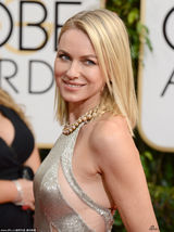 组图：娜奥米沃茨简洁金裙 腋下镂空春光迷人