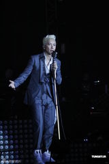 组图：韩庚个唱上演万人大合唱 与女舞者挑逗热舞