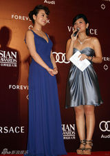 幻灯图：闫妮红毯造型突破 风情女神秀蓝色高雅